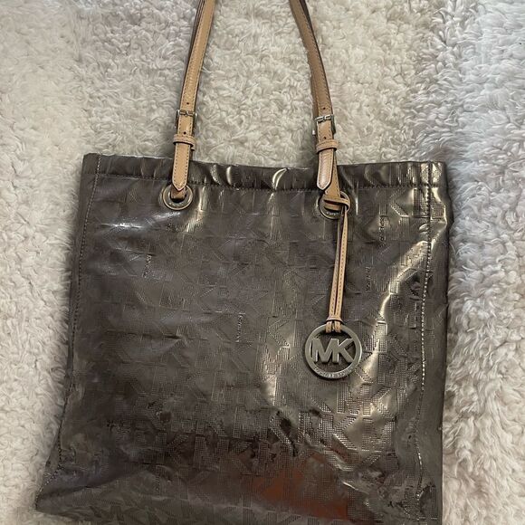 Michael Kors MK Mirror Metallic silver Bronze logo large tote tan leather straps - Picture 4 of 16